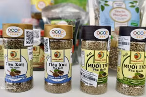 Продукция из фукуокского перца, получившая трёхзвёздочный рейтинг OCOP провинции Анзянг, представлена на выставке типичной продукции OCOP региона дельты Меконга. Фото: ВИА