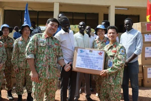 Молодежь Военно-полевого госпиталя 2-го уровня №7 передает материалы в дар Больнице общего профиля Бентиу. Фото: Тиен Фук