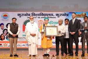 Артист Тю Вао Кюэ получает награду на Международном кинофестивале в Харьяне. Фото: Артист Тю Бао Кюэ