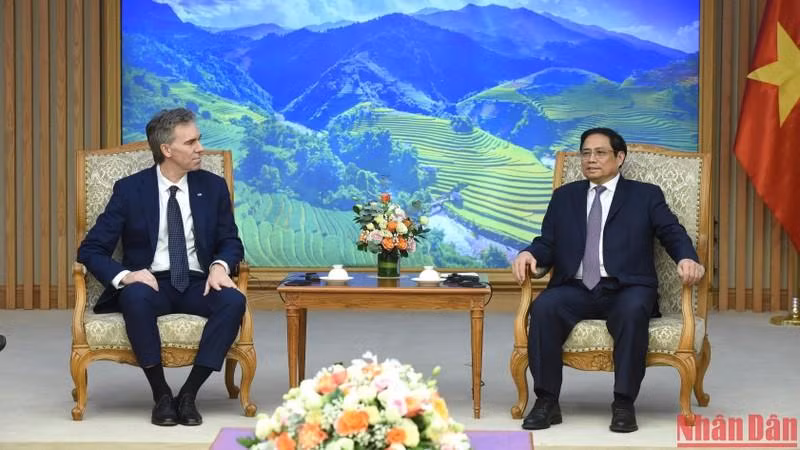 Премьер-министр Фам Минь Тьинь и Исполнительный Вице-президент корпорации AES Хуан Игнасио Рубиоло. Фото: Чан Хай