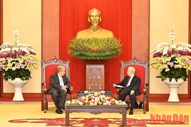 Генеральный секретарь ЦК КПВ Нгуен Фу Чонг принимает Генерального секретаря ООН Антониу Гутерриша. Фото: Данг Кхоа