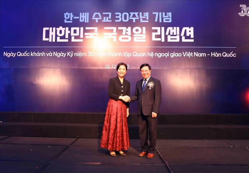 Вице-премьер Фам Бинь Минь и Посол Республики Корея во Вьетнаме О Ён Чжу. Фото: ВИА 