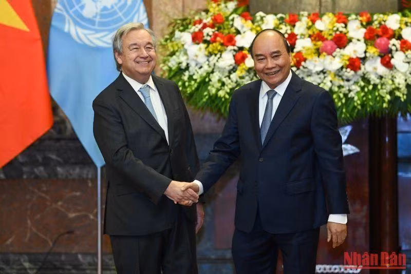 Президент Нгуен Суан Фук и Генеральный секретарь ООН Антониу Гутерриш. Фото: Зюи Линь