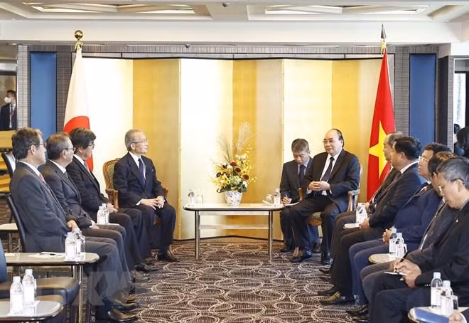 Президент Нгуен Суан Фук принимает бывших послов Японии во Вьетнаме. Фото: VNA