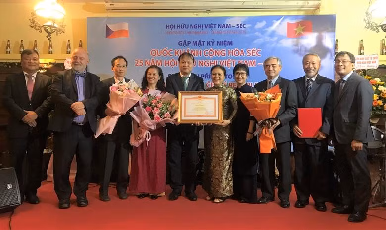 Посол Нгуен Фыонг Нга, Председатель Союза обществ дружбы Вьетнама, вручила похвальную грамоту Премьер-министра Обществу вьетнамско-чешской дружбы. Фото: dangcongsan.vn