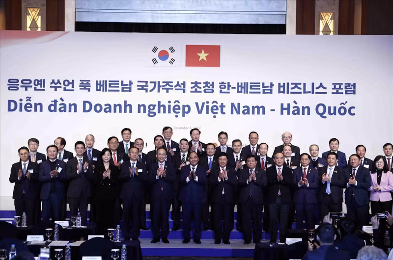 Президент Нгуен Суан Фук и участники бизнес-форума Вьетнам-Республика Корея. Фото: ВИА Президент Нгуен Суан Фук и участники бизнес-форума Вьетнам-Республика Корея. Фото: ВИА