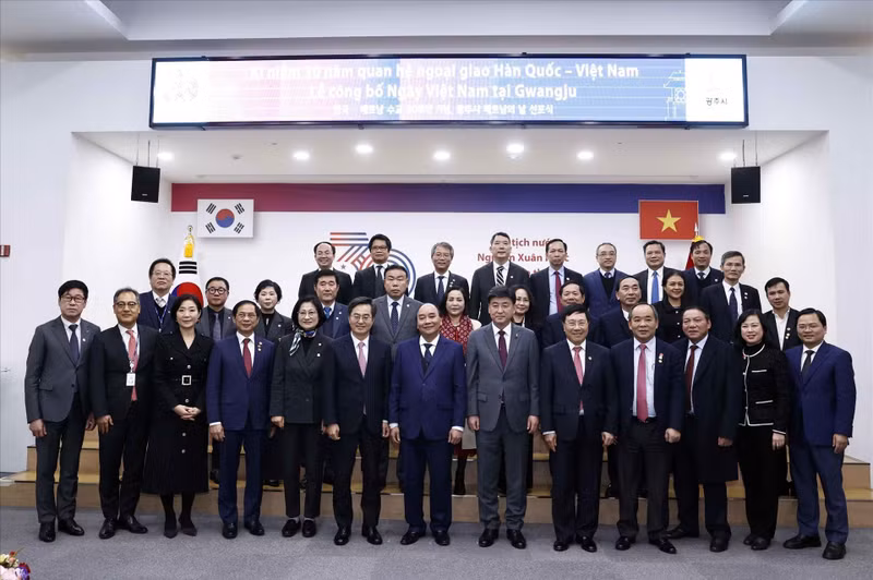 Президент Нгуен Суан Фук и делегаты на церемонии объявления Дня Вьетнама в городе Кванджу. Фото: ВИА Президент Нгуен Суан Фук и делегаты на церемонии объявления Дня Вьетнама в городе Кванджу. Фото: ВИА