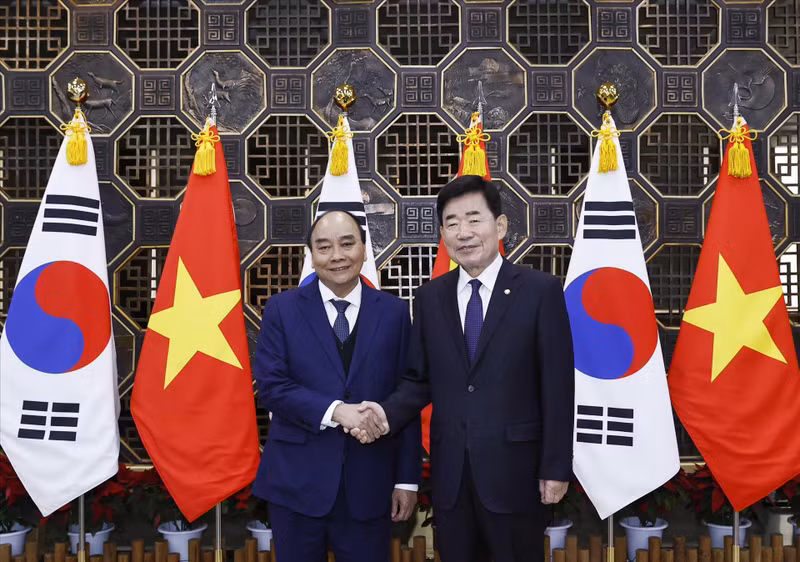 Президент Нгуен Суан Фук и Председатель НС РК Ким Чжин Пхё. Фото: ВИА