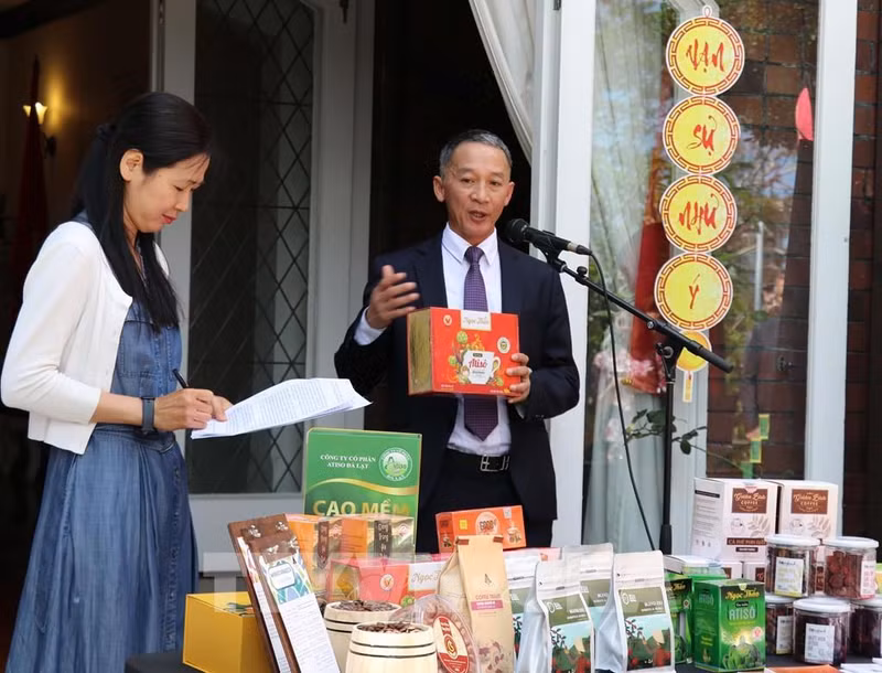 Председатель Народного комитета провинции Ламдонг Чан Ван Хиеп представляет австралийским предприятиям сельскохозяйственные продукты провинции. Фото: ВИА