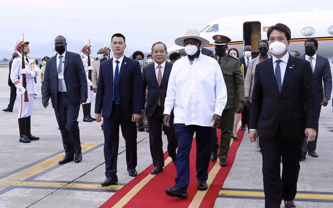 Церемония встречи Президента Уганды Йовери Кагута Мусевени в аэропорту Нойбай. Фото: ВИА