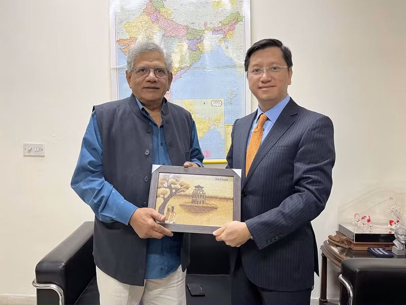 Посол Нгуен Тхань Хай вручает памятный подарок Генеральному секретарю КПИ(М) Ситараму Йечури. Фото: baoquocte.vn