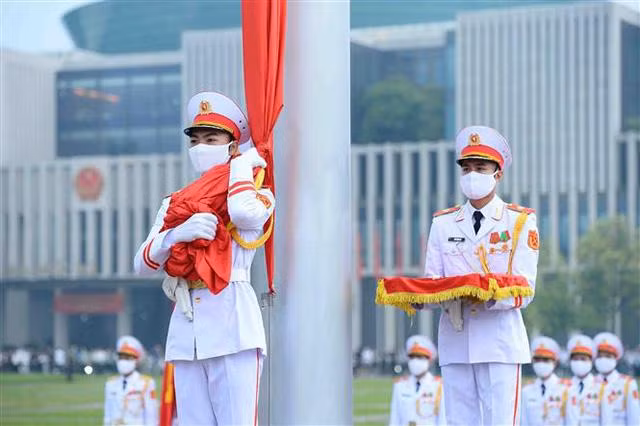Знаменщик и его ассистент прибыли к установленному месту поднятия флага. В 5:59 знаменщик прикрепил Государственный флаг к тросу флагштока.