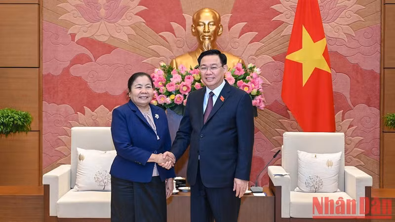 Председатель НС Выонг Динь Хюэ и товарищ Сисай Леудетмунсон. Фото: Зюи Линь