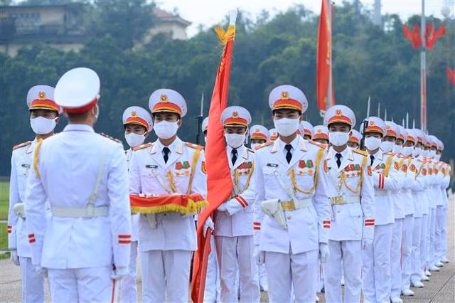 Отряд почетного караула на церемонии поднятия флага.