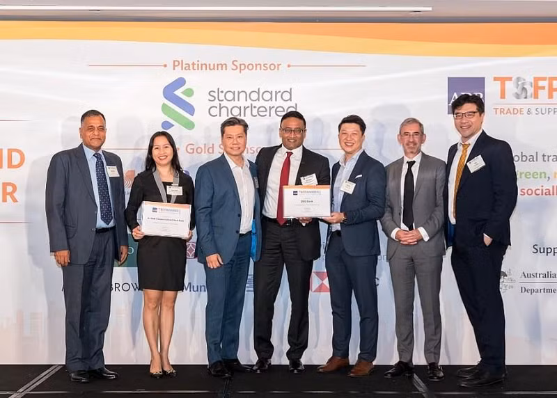 Представитель ABBANK (2-я слева) на церемонии вручения наград. Фото: thoibaotaichinhvietnam.vn 