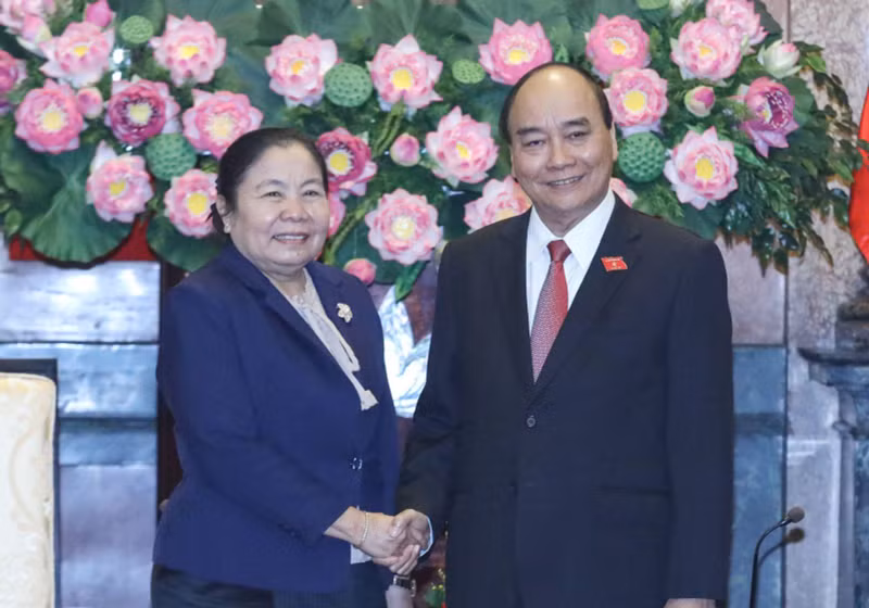 Президент Нгуен Суан Фук и глава Организационного отдела ЦК НРПЛ Сисай Леудетмунсон. Фото: vpctn.gov.vn