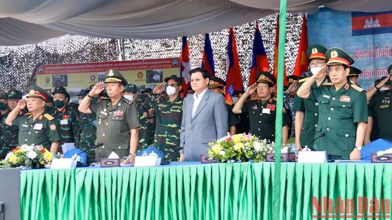 Руководители Лаоса, Вьетнама и Камбоджи на учениях