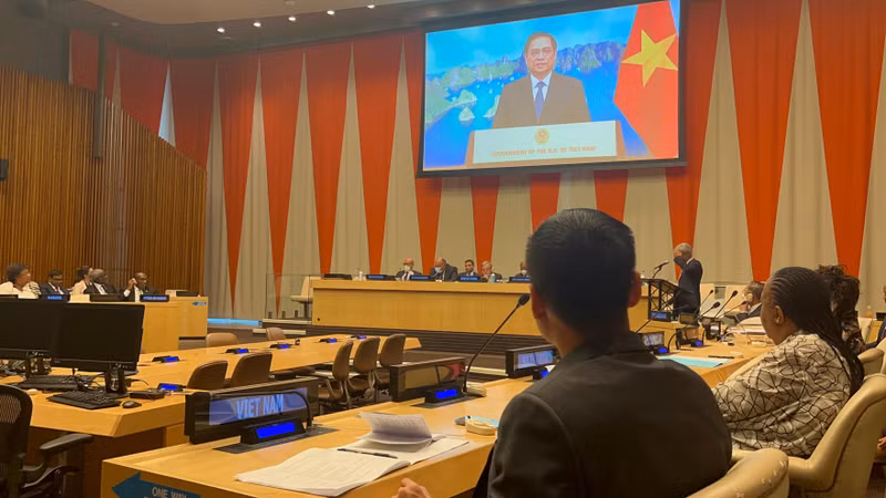Премьер-министр Фам Минь Тьинь выступает в форме видеозаписи на встрече. Фото: МИД Вьетнама