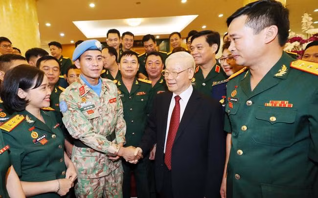 Генеральный секретарь ЦК КПВ Нгуен Фу Чонг и делегаты. Фото: VNA