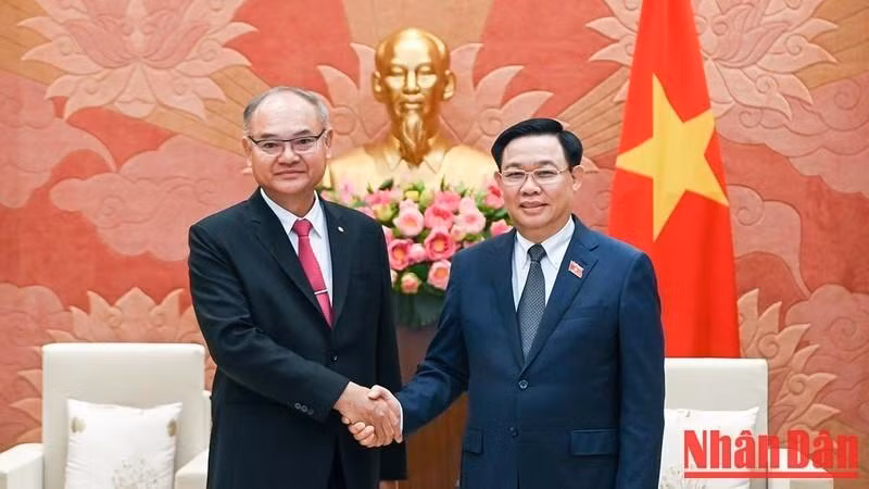 Председатель НС Вьетнама Выонг Динь Хюэ и первый Зампредседателя Сената Таиланда генерал армии Сингсук Сингпай. Фото: Зюи Линь