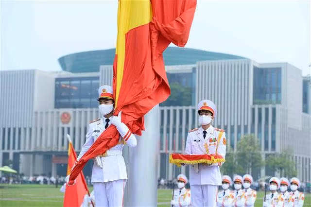 В 2022 году исполнился 21 год с момента начала первой церемонии поднятия флага на площади Бадинь.