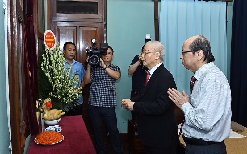 Генеральный секретарь ЦК КПВ Нгуен Фу Чонг воскуряет благовония в память о Дяде Хо.