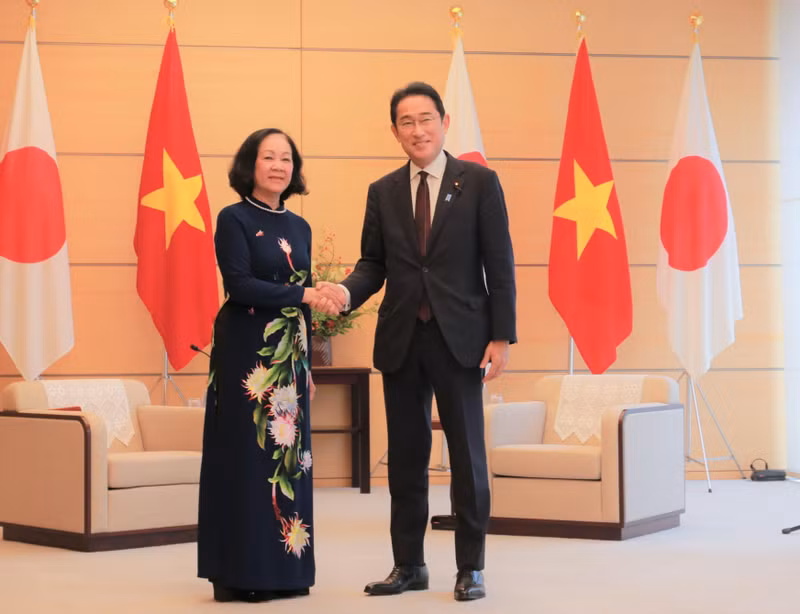 Товарищ Чыонг Тхи Май и Председатель ЛДП, Премьер-министр Японии Кисида Фумио. Фото: VNA