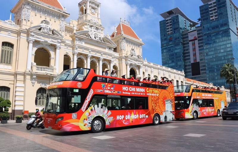 Экскурсионные автобусы в г. Хошимине. Фото: ВИА