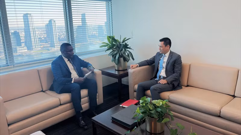 Посол Данг Хоанг Жанг и помощник Генерального секретаря ООН, специальный советник Генерального секретаря ООН по вопросам изменения климата Селвин Харт. Фото: baoquocte.vn