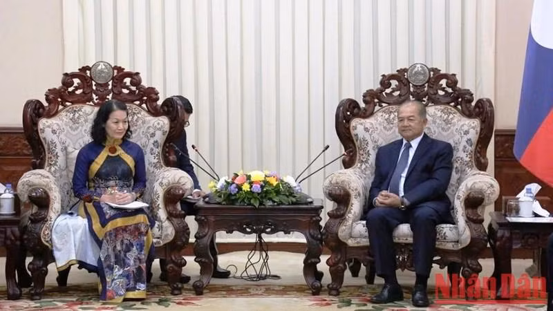 Вице-премьер Лаоса Кикео Кхайкхамфитхун и Председатель ЦК Общества Красного Креста Вьетнама Буй Тхи Хоа. Фото: Чинь Зунг - Хай Йен