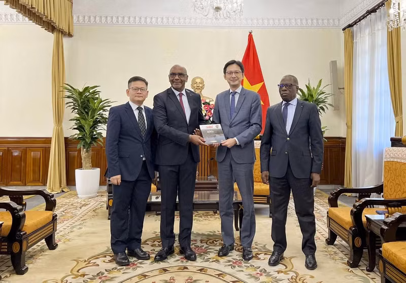 Помощник Министра иностранных дел До Хунг Вьет (2-й справа) и Председатель Всеобщей конфедерации предприятий Кот-д'Ивуара Жан-Мари Ака. Фото: baoquocte.vn