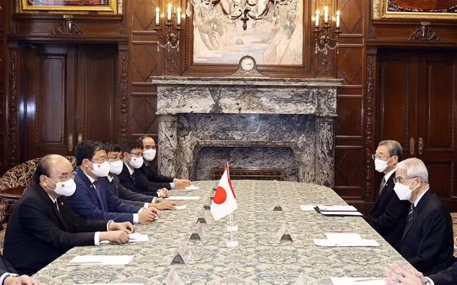 Президент Нгуен Суан Фук и Спикер Палаты советников Парламента Японии Оцудзи Хидэхиса. Фото: VNA Президент Нгуен Суан Фук и Спикер Палаты советников Парламента Японии Оцудзи Хидэхиса. Фото: VNA