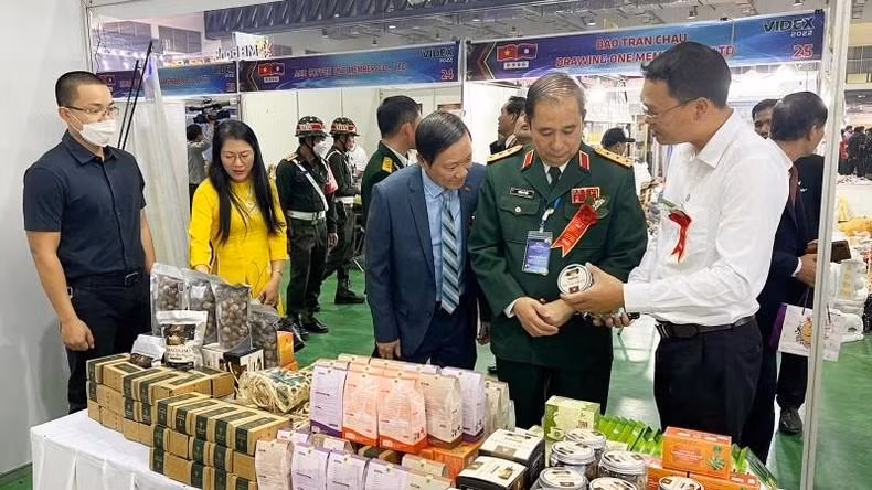 Руководители Вьетнама посещают вьетнамский стенд. Фото: Чинь Зунг