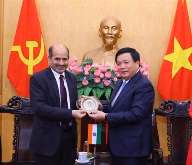 Товарищ Нгуен Суан Тханг и Посол Индии во Вьетнаме Сандип Арья. Фото: ВИА