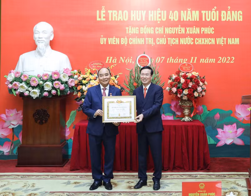 Президент Нгуен Суан Фук и Постоянный член Секретариата ЦК КПВ Во Ван Тхыонг. Фото: vpctn.gov.vn