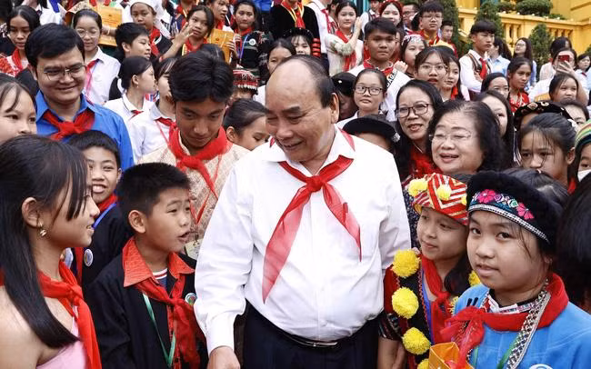 Президент Нгуен Суан Фук и выдающиеся дети 54 народностей. Фото: VNA