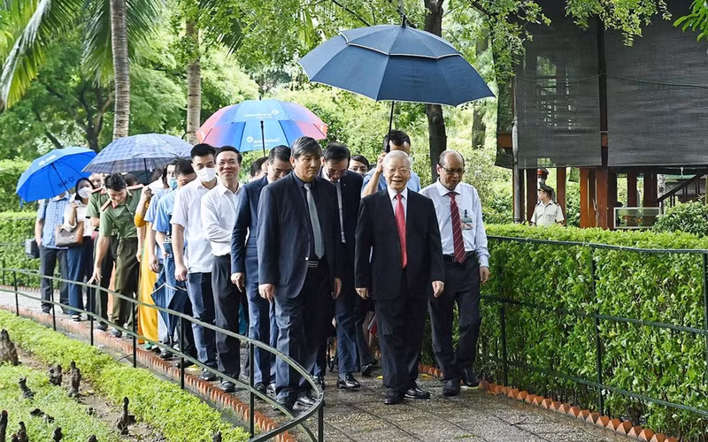 Генеральный секретарь ЦК КПВ Нгуен Фу Чонг и делегаты посещают мемориальный комплекс Президента Хо Ши Мина.
