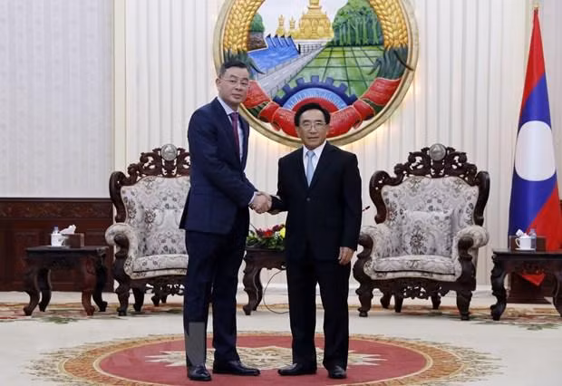 Генеральный аудитор Вьетнама Нго Ван Туан и Премьер-министр Лаоса Фанкхам Випхаван. Фото: ВИА