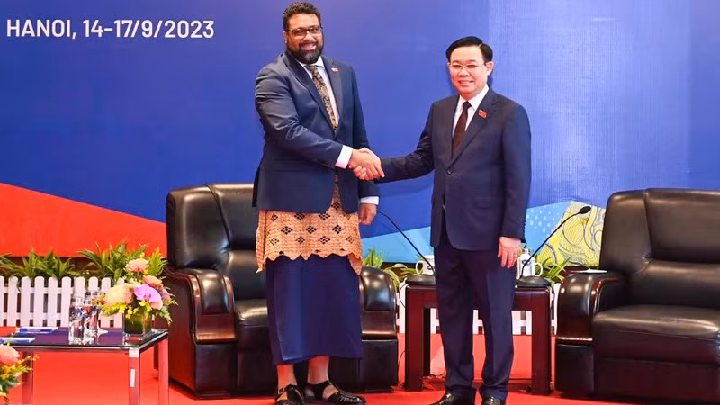 Председатель НС Выонг Динь Хюэ и Председатель Законодательного собрания Тонги Лорд Факафануа. Фото: Зюи Линь