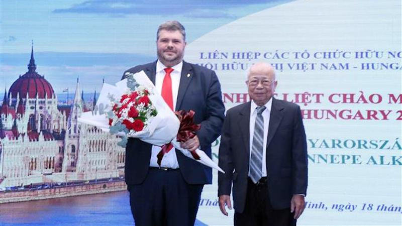 Председатель Общества вьетнамско-венгерской дружбы в г. Хошимине Ле Минь Чиет и Генеральный консул Венгрии в г. Хошимине Габор Лехец. Фото: ВИА