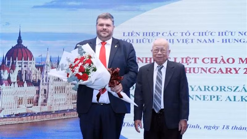 Председатель Общества вьетнамско-венгерской дружбы в г. Хошимине Ле Минь Чиет и Генеральный консул Венгрии в г. Хошимине Габор Лехец. Фото: ВИА