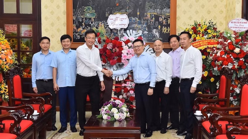 Товарищ Ле Куок Минь принимает Секретаря Парткома провинции Хынгйен Нгуен Хыу Нгиа.