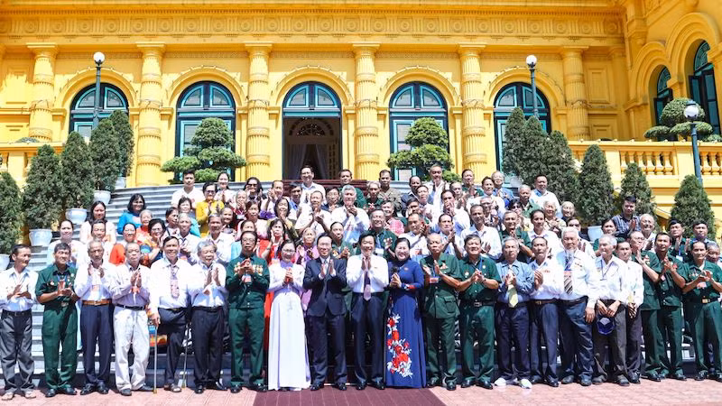 Президент Во Ван Тхыонг и делегаты провинции Виньлонг, имеющими заслуги перед Отечеством. Фото: vpctn.gov.vn