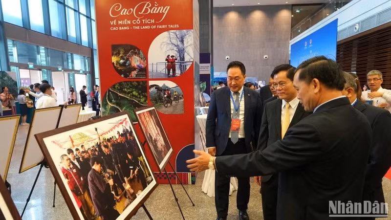 Делегаты посещают выставку «Пространство Каобанга» в рамках конференции. Фото: Чунг Хынг