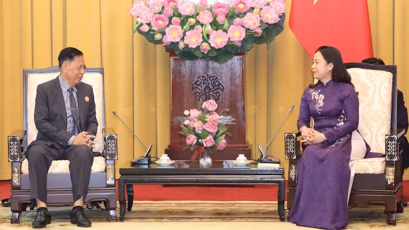 Вице-президент Во Тхи Ань Суан и Зампредседателя, Генеральный секретарь НС ФСРОК Нхем Вали. Фото: vpctn.gov.vn