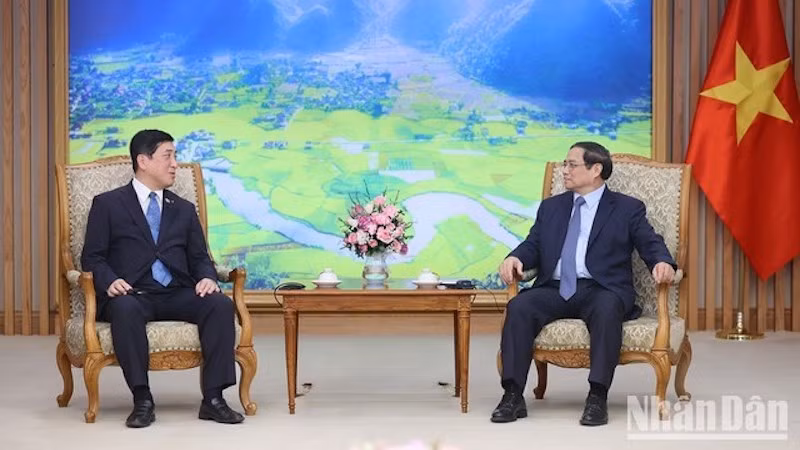 Премьер-министр Фам Минь Тьинь и губернатор префектуры Кагосима Сиота Коити. Фото: Чан Хай