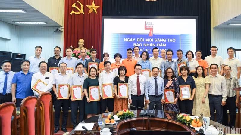 Победители конкурса и редакционная коллегия газеты «Нянзан».