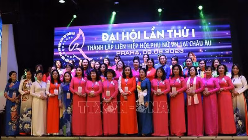 Члены Исполнительного комитета Союза обществ вьетнамских женщин в Европе. Фото: ВИА