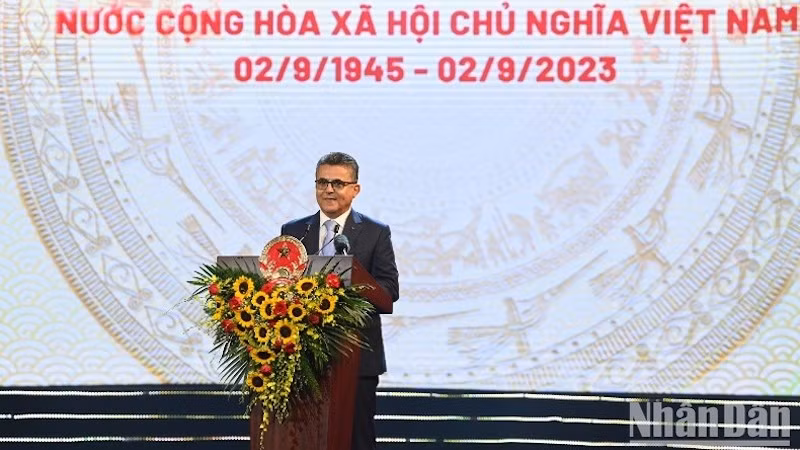 Посол Саади Салама выступает на церемонии. Фото: Зюи Линь