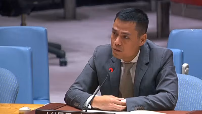 Посол Данг Хоанг Жанг выступает на заседании. Фото: baoquocte.vn